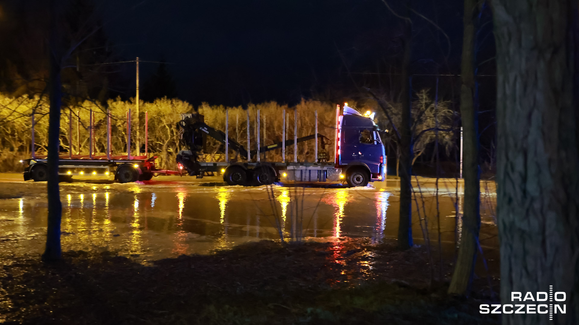 Autobusowe linie numer 84 i 54 jadą objazdem ulicą Kalenicką - potwierdził nam dyżurny Zarządu Dróg i Transportu Miejskiego w Szczecinie. To po awarii wodociągu, do jakiej doszło we wtorek wieczorem na ulicy Dąbskiej na Prawobrzeżu.
