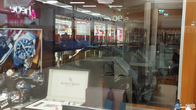 Fot. Słuchacz Radia Szczecin Włamanie do jubilera. Samochód w galerii handlowej [AKTUALIZACJA, DUŻO ZDJĘĆ]