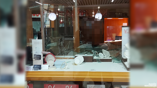 Fot. Słuchacz Radia Szczecin Włamanie do jubilera. Samochód w galerii handlowej [AKTUALIZACJA, DUŻO ZDJĘĆ]