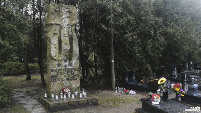 Fot. Przemysław Polanin [Radio Szczecin] Terytorialsi sprzątają groby żołnierzy AK w Kołobrzegu [WIDEO, ZDJĘCIA]