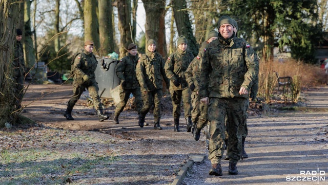 Zachodniopomorscy terytorialsi porządkują groby żołnierzy Armii Krajowej na Cmentarzu Centralnym. Fot. Robert Stachnik [Radio Szczecin] Rocznica utworzenia Armii Krajowej. WOT sprząta groby [ZDJĘCIA]