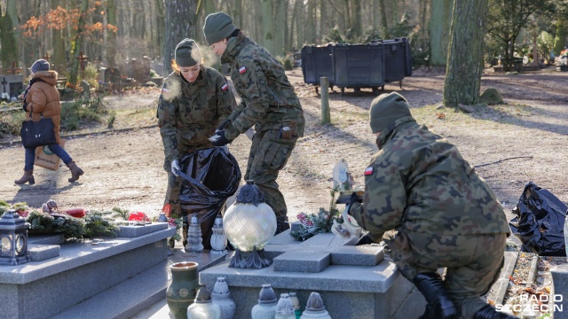 Zachodniopomorscy terytorialsi porządkują groby żołnierzy Armii Krajowej na Cmentarzu Centralnym. Fot. Robert Stachnik [Radio Szczecin] Rocznica utworzenia Armii Krajowej. WOT sprząta groby [ZDJĘCIA]