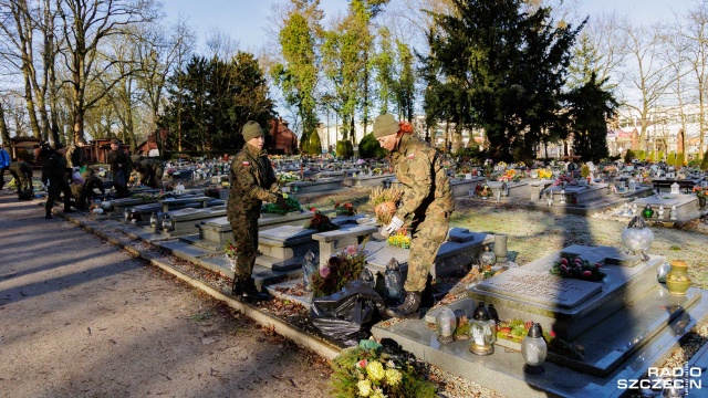 Zachodniopomorscy terytorialsi porządkują groby żołnierzy Armii Krajowej na Cmentarzu Centralnym. Fot. Robert Stachnik [Radio Szczecin] Rocznica utworzenia Armii Krajowej. WOT sprząta groby [ZDJĘCIA]