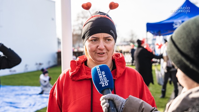 Impreza jest wspólną inicjatywą Gminy Międzyzdroje, Vienna House Amber Baltic oraz Klubu Morsów "Kurka Wodna" z Międzyzdrojów. Fot. Mateusz Papke [Radio Szczecin] Walentynkowe morsowanie w Bałtyku [WIDEO, ZDJĘCIA]