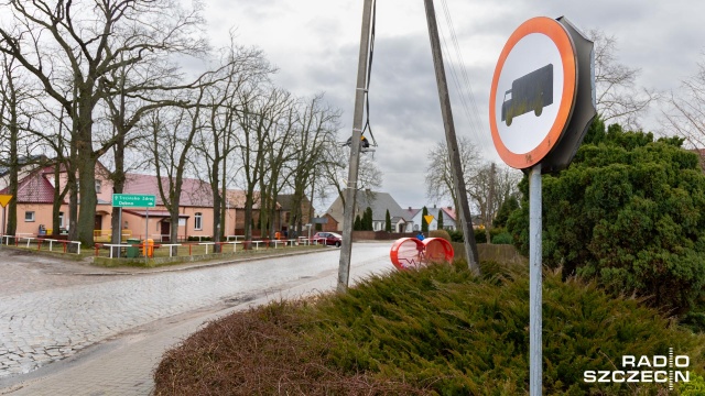 Fot. Robert Stachnik [Radio Szczecin] Mieszkańcy Warnic narzekają na jeżdżące ciężarówki. "Po prostu prują" [WIDEO, ZDJĘCIA]
