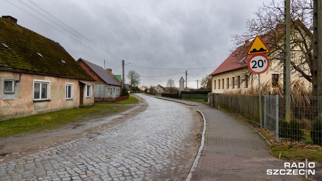 Fot. Robert Stachnik [Radio Szczecin] Mieszkańcy Warnic narzekają na jeżdżące ciężarówki. "Po prostu prują" [WIDEO, ZDJĘCIA]