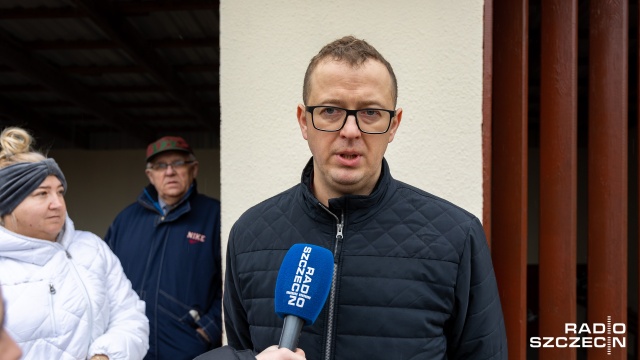 Fot. Robert Stachnik [Radio Szczecin] Mieszkańcy Warnic narzekają na jeżdżące ciężarówki. "Po prostu prują" [WIDEO, ZDJĘCIA]