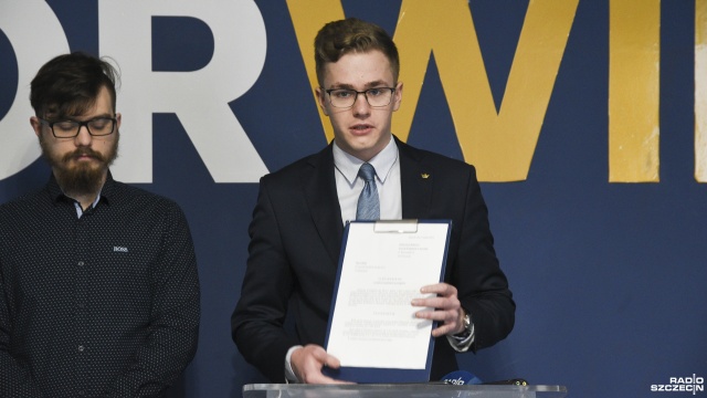 Fot. Kamila Kozioł [Radio Szczecin] Konfederacja składa zawiadomienie ws. segregacji sanitarnej w filharmonii [ZDJĘCIA]
