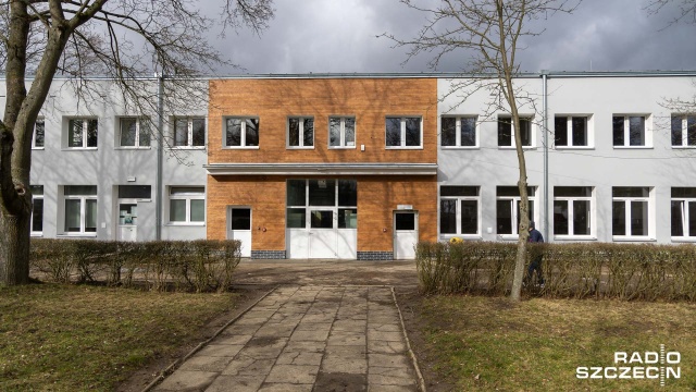 Fot. Robert Stachnik [Radio Szczecin] Zespół Szkół w Pyrzycach z - ocieplonym na miarę XXI wieku - budynkiem warsztatowym [ZDJĘCIA]