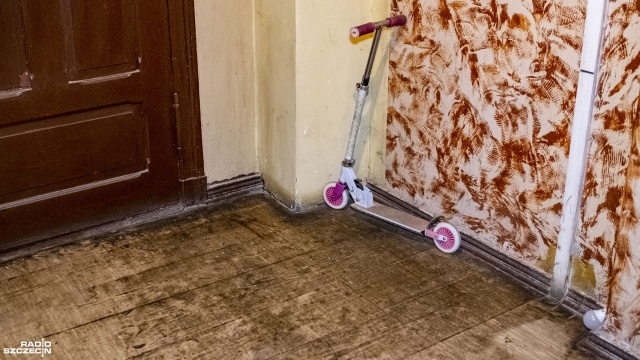 Fot. Wojciech Ochrymiuk [Radio Szczecin] Na remont czekają 30 lat. "Jak w jaskini. Slumsy" [WIDEO, ZDJĘCIA]