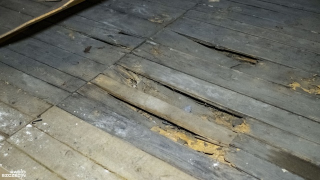 Fot. Wojciech Ochrymiuk [Radio Szczecin] Na remont czekają 30 lat. "Jak w jaskini. Slumsy" [WIDEO, ZDJĘCIA]