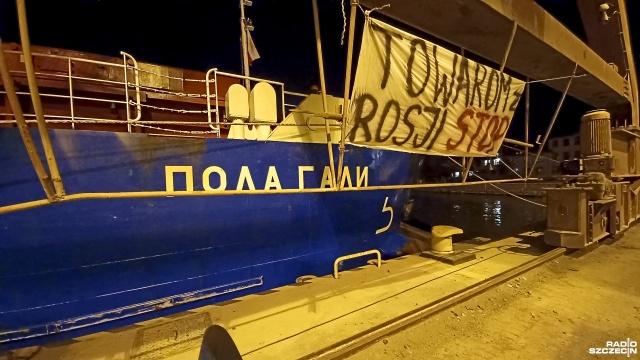 Fot. Maciej Papke [Radio Szczecin] Protest przeciwko rozładunkowi rosyjskiego statku w Szczecinie [WIDEO, ZDJĘCIA]