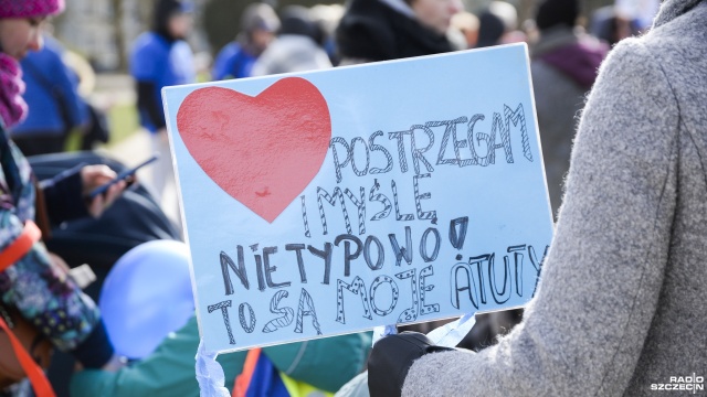Fot. Kamila Kozioł [Radio Szczecin] Krąg solidarności dla wsparcia autystyków [WIDEO, ZDJĘCIA]