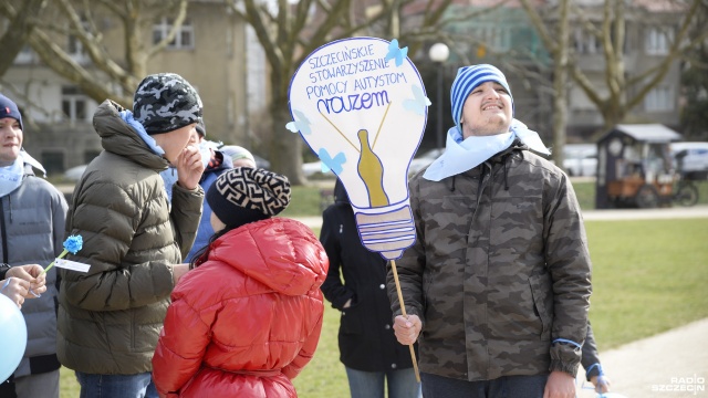Fot. Kamila Kozioł [Radio Szczecin] Krąg solidarności dla wsparcia autystyków [WIDEO, ZDJĘCIA]