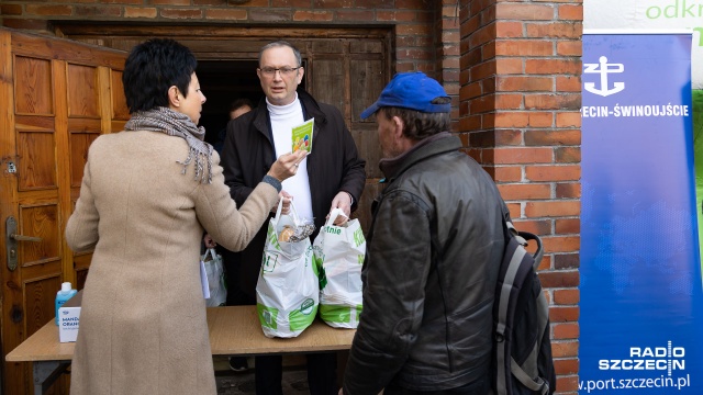 Fot. Robert Stachnik [Radio Szczecin] Paczki wielkanocne trafiły do potrzebujących w Szczecinie [ZDJĘCIA]