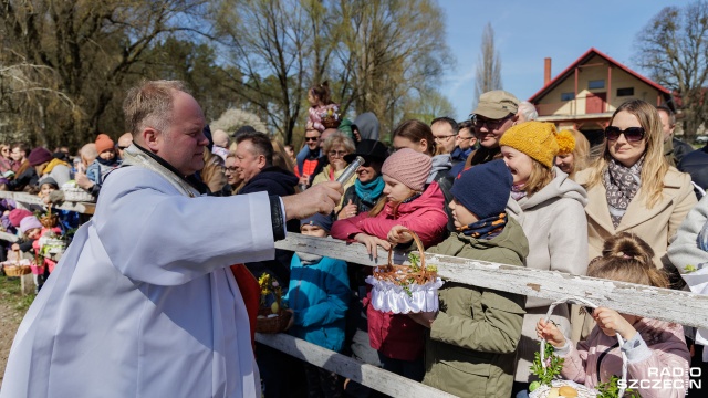 Fot. Robert Stachnik [Radio Szczecin] Święcenie pokarmów z końskiego grzbietu [WIDEO, ZDJĘCIA]