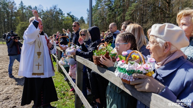 Fot. Robert Stachnik [Radio Szczecin] Święcenie pokarmów z końskiego grzbietu [WIDEO, ZDJĘCIA]