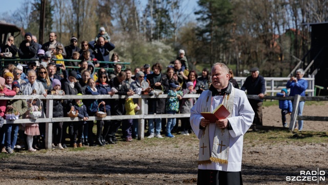 Fot. Robert Stachnik [Radio Szczecin] Święcenie pokarmów z końskiego grzbietu [WIDEO, ZDJĘCIA]