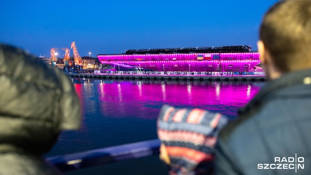 Fot. Robert Stachnik [Radio Szczecin] Pierwszy pokaz iluminacji na budynku Morskiego Centrum Nauki [ZDJĘCIA]