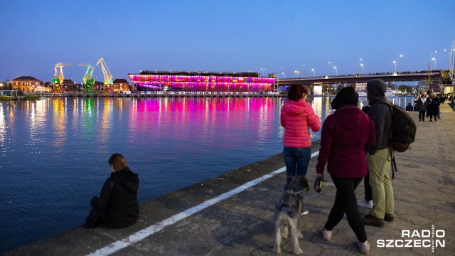 Fot. Robert Stachnik [Radio Szczecin] Pierwszy pokaz iluminacji na budynku Morskiego Centrum Nauki [ZDJĘCIA]