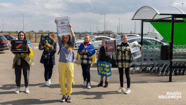 Fot. Robert Stachnik [Radio Szczecin] Protest uchodźców pod Leroy Merlin. "Płacicie za zabijanie" [WIDEO, ZDJĘCIA]