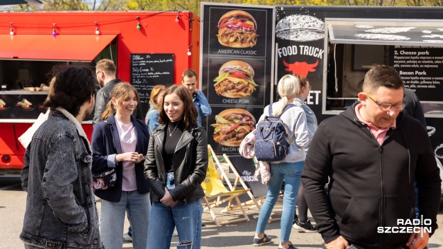 Fot. Robert Stachnik [Radio Szczecin] Raj dla głodomorów! Trwa zlot food trucków [ZDJĘCIA]