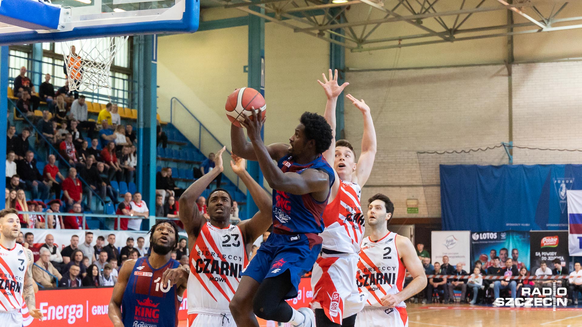 Szczecinianie w czwartym ćwierćfinałowym meczu przegrali u siebie z Czarnymi Słupsk 82:97.