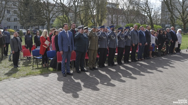Fot. Kamila Kozioł [Radio Szczecin] Zasadzili Dąb Pamięci. Uhonorowali policjanta zamordowanego przez NKWD [WIDEO, ZDJĘCIA]