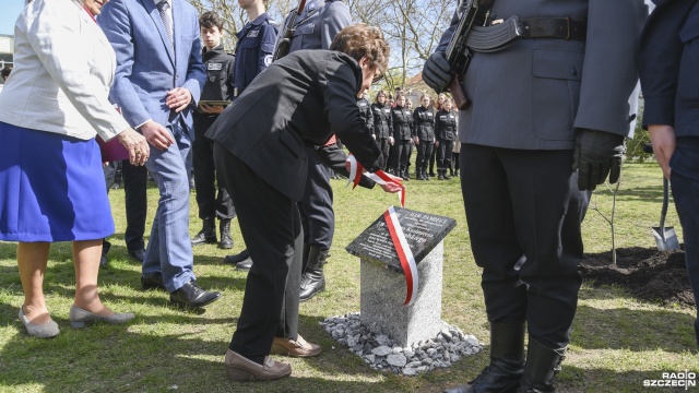 Fot. Kamila Kozioł [Radio Szczecin] Zasadzili Dąb Pamięci. Uhonorowali policjanta zamordowanego przez NKWD [WIDEO, ZDJĘCIA]