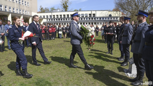 Fot. Kamila Kozioł [Radio Szczecin] Zasadzili Dąb Pamięci. Uhonorowali policjanta zamordowanego przez NKWD [WIDEO, ZDJĘCIA]