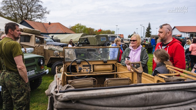 Fot. Mateusz Papke [Radio Szczecin] Zlot pojazdów militarnych w Trzebieży [WIDEO, ZDJĘCIA]