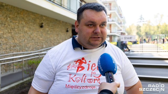 Fot. Robert Stachnik [Radio Szczecin] Dzień Flagi w Międzyzdrojach. Pobiegli brzegiem po kulturę [WIDEO, ZDJĘCIA]