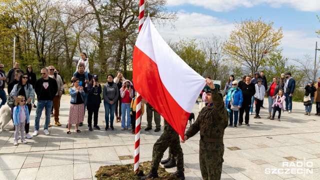 Fot. Robert Stachnik [Radio Szczecin] Dzień Flagi w Międzyzdrojach. "Jestem dumny z bycia Polakiem" [WIDEO, ZDJĘCIA]