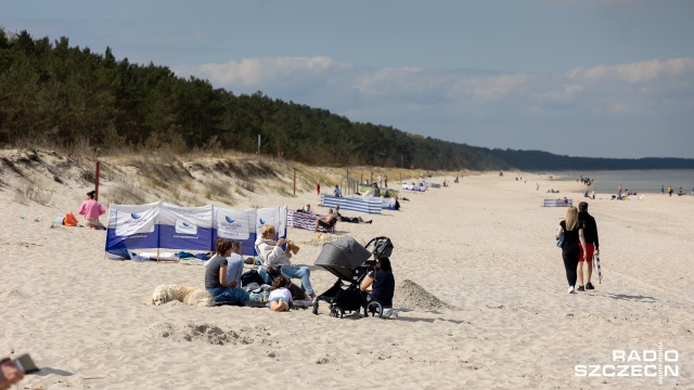 Fot. Robert Stachnik [Radio Szczecin] Majówka nad morzem. Amatorzy słonecznych kąpieli szturmują plaże [ZDJĘCIA]
