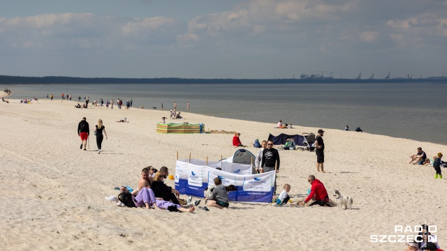 Fot. Robert Stachnik [Radio Szczecin] Majówka nad morzem. Amatorzy słonecznych kąpieli szturmują plaże [ZDJĘCIA]