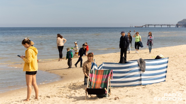Fot. Robert Stachnik [Radio Szczecin] Majówka nad morzem. Amatorzy słonecznych kąpieli szturmują plaże [ZDJĘCIA]
