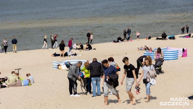 Fot. Robert Stachnik [Radio Szczecin] Majówka nad morzem. Amatorzy słonecznych kąpieli szturmują plaże [ZDJĘCIA]