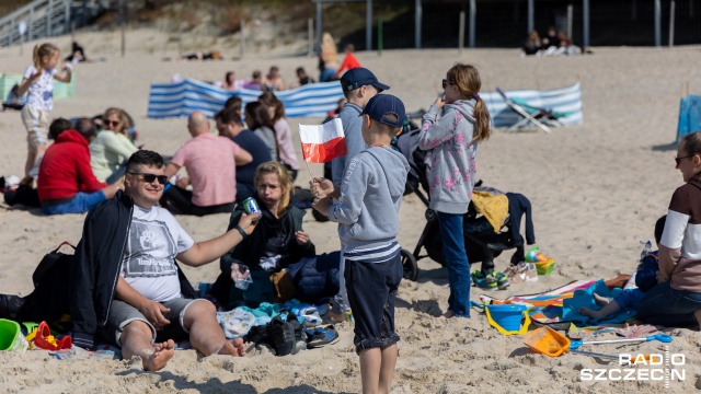 Fot. Robert Stachnik [Radio Szczecin] Dzień Flagi również na plaży [ZDJĘCIA]