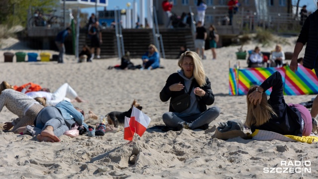 Fot. Robert Stachnik [Radio Szczecin] Dzień Flagi również na plaży [ZDJĘCIA]