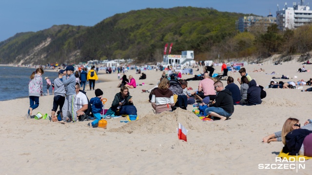 Fot. Robert Stachnik [Radio Szczecin] Dzień Flagi również na plaży [ZDJĘCIA]