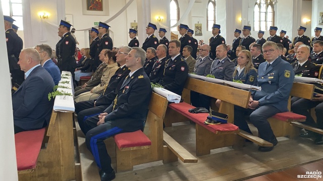 Fot. Marcin Kokolus [Radio Szczecin] Mszą Świętą rozpoczęły się obchody Dnia Strażaka w Łobzie [ZDJĘCIA]