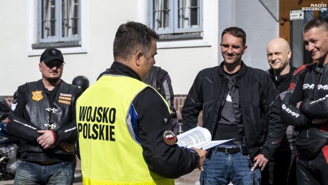 Fot. Wojciech Ochrymiuk [Radio Szczecin] Ruszają w kilkusetkilometrowy rajd, by uczcić poległych weteranów [WIDEO, ZDJĘCIA]