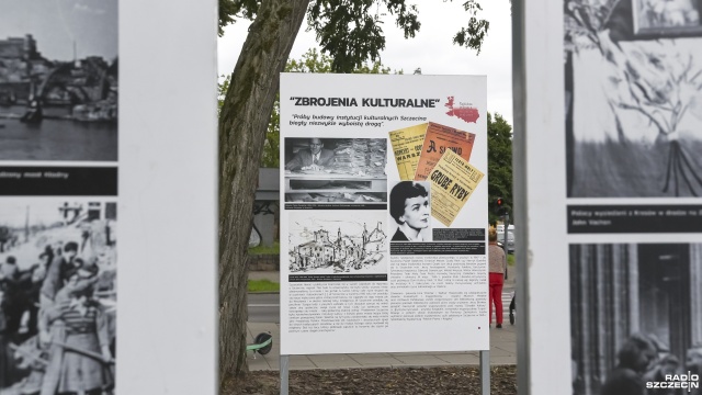 Fot. Kamila Kozioł [Radio Szczecin] Wystawa o Szczecinie jeździ po Polsce. Teraz jest dostępna przed siedzibą radia [ZDJĘCIA]