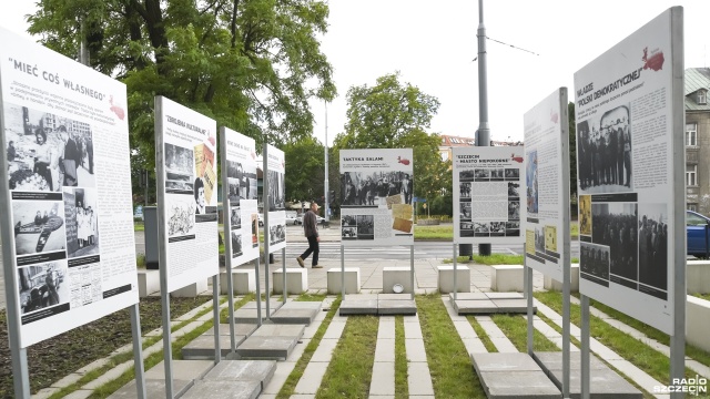 Fot. Kamila Kozioł [Radio Szczecin] Wystawa o Szczecinie jeździ po Polsce. Teraz jest dostępna przed siedzibą radia [ZDJĘCIA]
