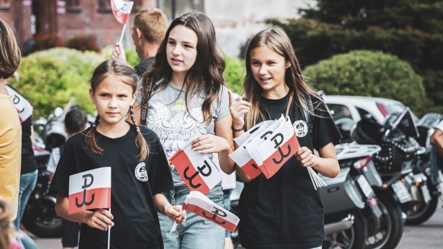 Źródło: Facebook Drawieńskie Stowarzyszenie Historyczno-EksploracyjneMałgorzata Fot. Joanna Photo 1000zł na Wakacje dla Bohatera uzbierali w Drawnie