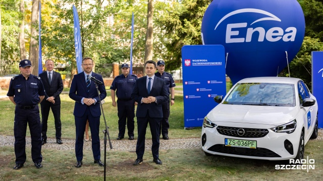Fot. Robert Stachnik [Radio Szczecin] Policyjna flota mocniejsza. Kolejne elektryki w Zachodniopomorskiem [WIDEO, ZDJĘCIA]