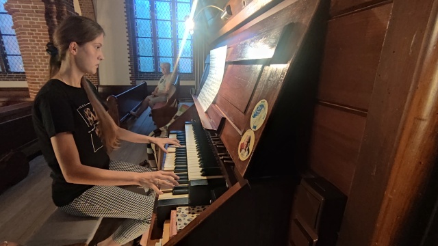 Julita Nohanowicz gra na organach Barnima Grüneberga z 1903 roku w kościele pw. Przemienienia Pańskiego w Płotach. Fot. Alan Putek Słowiki 60 i organy Barnima Grüneberga na Międzynarodowym Festiwalu [ZDJĘCIA]