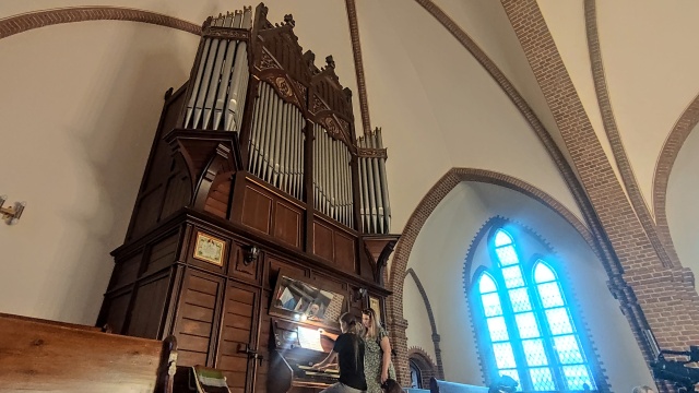Julita Nohanowicz gra na organach Barnima Grüneberga z 1903 roku w kościele pw. Przemienienia Pańskiego w Płotach. Fot. Alan Putek Słowiki 60 i organy Barnima Grüneberga na Międzynarodowym Festiwalu [ZDJĘCIA]