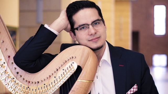 Carlos Peña Montoya – harfista. Fot. Materiały prasowe Festiwalu Niebiańskie instrumenty na Międzynarodowym Festiwalu "Muzyczna Podróż Śladami Grünebergów" [ZDJĘCIA]