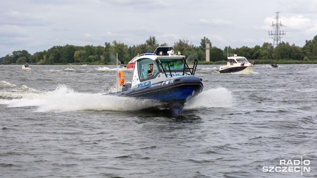 Fot. Robert Stachnik [Radio Szczecin] Szczecińscy motorowodniacy w akcji. Natleniają jezioro Dąbie [WIDEO, ZDJĘCIA]